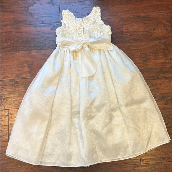 Elegant Cream Sleeveless Dress - Picture 2 of 4